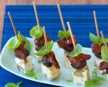 Mini-brochettes de tofu, olive, basilic, tomate séchée